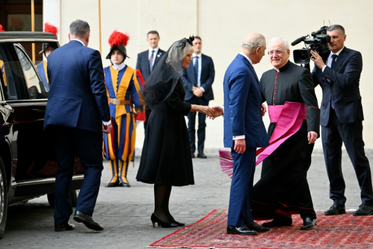 Le roi Charles III et la reine Camilla arrivent à la cour de San Damaso pour une rencontre avec le pape Léon XIV au Vatican, le 23 octobre 2025 ( AFP / Alberto PIZZOLI )