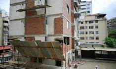 Trabajadores de la Alcaldía de Chacao ejecutan labores de reparación y rehabilitación en apartamentos dañados por el terremoto del 24 de julio en la urbanización Los Palos Grandes, en Caracas, el 10 de septiembre de 2026. ( AFP / Federico PARRA )