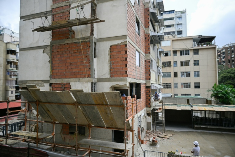 Trabajadores de la Alcaldía de Chacao ejecutan labores de reparación y rehabilitación en apartamentos dañados por el terremoto del 24 de julio en la urbanización Los Palos Grandes, en Caracas, el 10 de septiembre de 2026. ( AFP / Federico PARRA )