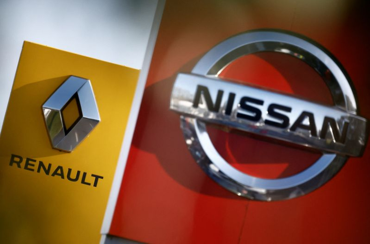 Les logos des constructeurs automobiles Nissan et Renault sont vus devant les concessions des entreprises à Saint-Nazaire, France. /Photo prise le 6 février 2023/REUTERS/Stéphane Mahé