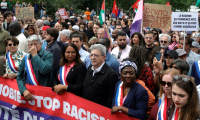 Eric Coquerel (2e g), Jean-Luc Melenchon (c) et Danièle Obono (3e d) de la France Insoumise participent à un rassemblement contre l'islamophobie à Paris, le 11 mai 2025 ( AFP / GEOFFROY VAN DER HASSELT )