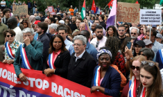 Eric Coquerel (2e g), Jean-Luc Melenchon (c) et Danièle Obono (3e d) de la France Insoumise participent à un rassemblement contre l'islamophobie à Paris, le 11 mai 2025 ( AFP / GEOFFROY VAN DER HASSELT )