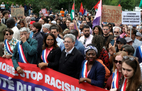 Eric Coquerel (2e g), Jean-Luc Melenchon (c) et Danièle Obono (3e d) de la France Insoumise participent à un rassemblement contre l'islamophobie à Paris, le 11 mai 2025 ( AFP / GEOFFROY VAN DER HASSELT )