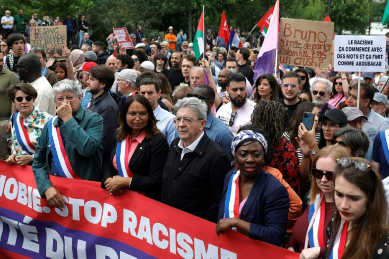 Eric Coquerel (2e g), Jean-Luc Melenchon (c) et Danièle Obono (3e d) de la France Insoumise participent à un rassemblement contre l'islamophobie à Paris, le 11 mai 2025 ( AFP / GEOFFROY VAN DER HASSELT )