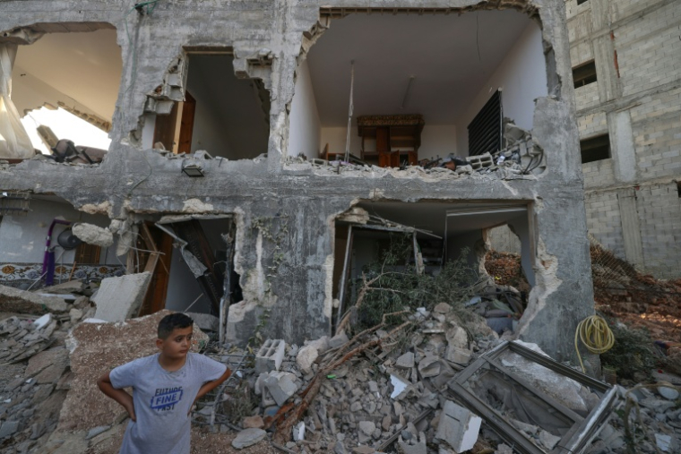 Des Palestiniens inspectent une maison détruite par l'armée israélienne après une opération militaire dans le village d'Aqraba, au sud de Naplouse, le 8 septembre 2026 en Cisjordanie occupée ( AFP / JAAFAR ASHTIYEH )