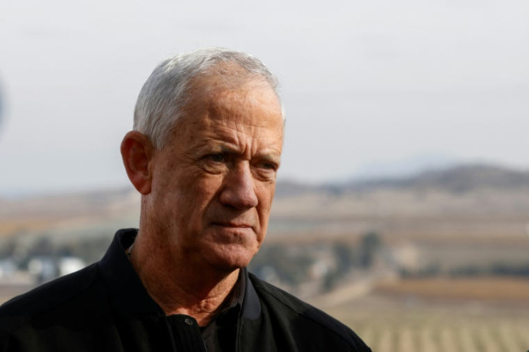 Le chef du parti israélien Union nationale (centre droit), Benny Gantz, s'adresse aux journalistes lors d'une visite dans une zone située en face des territoires syriens, dans les hauteurs du Golan annexées par Israël, le 8 décembre 2024 ( AFP / Jalaa MAREY )