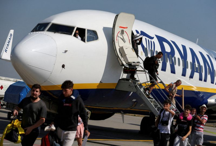 Des passagers descendent d'un avion de la compagnie aérienne Ryanair