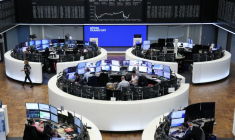 Le graphique de l'indice des prix des actions allemandes DAX est photographié à la bourse de Francfort