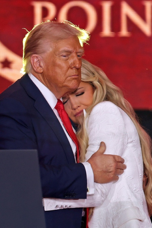 Le président américain Donald Trump prend dans ses bras Erika Kirk, la veuve de l'influenceur ultraconservateur assassiné Charlie Kirk, au State Farm Stadium de Glendale, en Arizona, le 21 septembre 2025 ( AFP / Patrick T. Fallon )