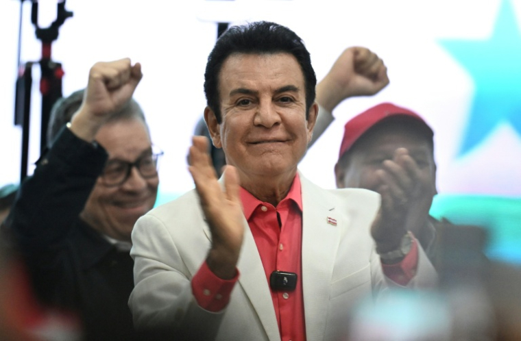 Le candidat à la présidentielle au Honduras,  Salvador Nasralla (parti libéral), fait un geste envers ses partisans après les premiers résultats de l'élection,  à Tegucigalpa le 30 novembre 2025 ( AFP / MARVIN RECINOS )