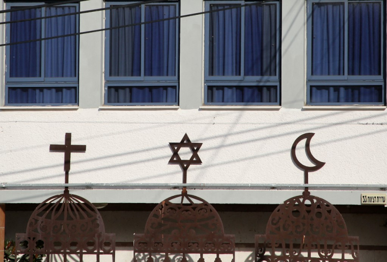 Les symboles des trois grands monothéismes. ( AFP / MAHMUD HAMS )