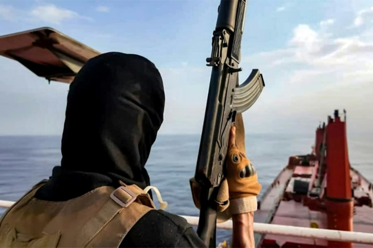 Photo diffusée par le Centre des médias Huthi Ansarullah du Yémen, le 8 juillet 2025, montrant des combattants affiliés aux Houthis menant une attaque en mer contre le navire battant pavillon libérien Magic Seas ( ANSARULLAH MEDIA CENTRE / - )