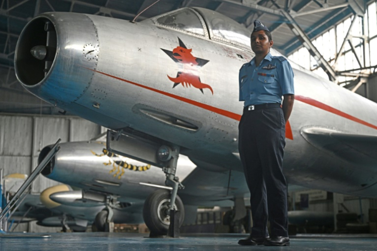 Shivangi Singh, pilote de l'armée de l'air indienne, lors d'une interview avec l'AFP au musée de l'armée de l'air à New Delhi, le 15 avril 2025 ( AFP / Arun SANKAR )
