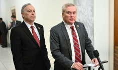 Le président républicain de la commission des enquêtes de la Chambre des représentants, James Comer (D) et Andy Biggs (G), autre élu républicain de cette commission, à l'issue d'une audition à huis clos en visioconférence avec Ghislaine Maxwell, à Washington le 9 février 2026 ( AFP / ANDREW CABALLERO-REYNOLDS )