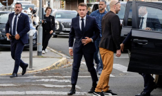 Le président français Emmanuel Macron visite le commissariat central de Nouméa, en Nouvelle-Calédonie