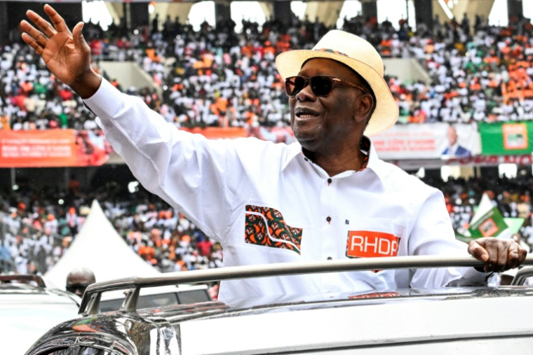 Le président ivoirien Alassane Ouattara, en meeting le 22 juin 2025 au stade olympique d'Ebimpé d'Abidjan ( AFP / Sia KAMBOU )