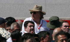 L'acteur français Gérard Depardieu assiste à un défilé militaire à Pyongyang le 9 septembre 2018 ( AFP / Sebastien BERGER )