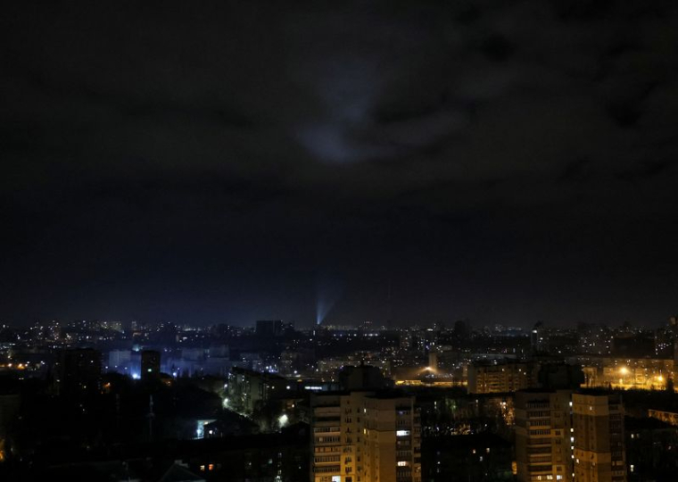Photo des militaires ukrainiens qui utilisent des projecteurs pour rechercher des drones dans le ciel au-dessus de Kyiv