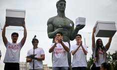 Des étudiants portent des boîtes contenant des signatures pour leur liste aux législatives  à Belgrade le 14 septembre 2026 ( AFP / OLIVER BUNIC )