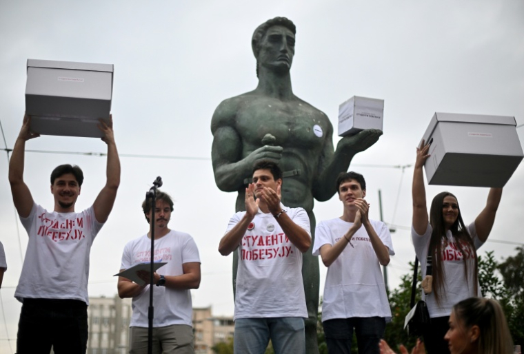 Des étudiants portent des boîtes contenant des signatures pour leur liste aux législatives  à Belgrade le 14 septembre 2026 ( AFP / OLIVER BUNIC )
