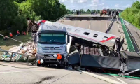 Image tirée d'une vidéo diffusée par le ministère russe des Situations d'urgence, le 1er juin 2025, montrant des secouristes sur le site de l'effondrement d'un pont routier sur une voie ferrée, survenu dans la nuit, faisant dérailler un train de voyageurs, dans la région de Briansk ( Ministère russe des Situations d'urgence / Handout )