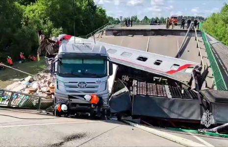 Image tirée d'une vidéo diffusée par le ministère russe des Situations d'urgence, le 1er juin 2025, montrant des secouristes sur le site de l'effondrement d'un pont routier sur une voie ferrée, survenu dans la nuit, faisant dérailler un train de voyageurs, dans la région de Briansk ( Ministère russe des Situations d'urgence / Handout )