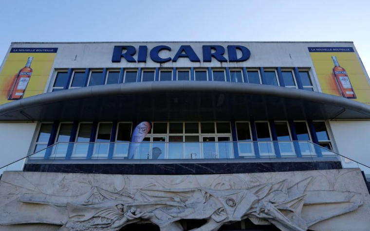 Photo du logo de Ricard sur la façade d'une l'unité de production à Lormont, près de Bordeaux