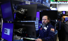 Un opérateur à la Bourse de New York, le 1er décembre 2025 ( AFP / CHARLY TRIBALLEAU )