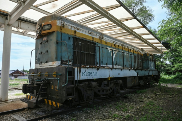 Une locomotive dans la gare de Woljeong-ri, dans la ville sud-coréenne de Cheorwon, près de la zone démilitarisée séparant les deux Corée, le 10 août 2026  ( AFP / GREG BAKER )