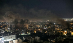De la fumée s'élève dans le ciel de Beyrouth après des frappes israéliennes sur la capitale libanaise dans la nuit du 5 au 6 mars 2026 ( AFP / Ibrahim AMRO )