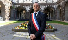 Le maire de Clermont-Ferrand, Julien Bony, ceint de son écharpe tricole, devant la mairie, le 27 mars 2026 dans le Puy-de-Dôme ( AFP / Alex MARTIN )