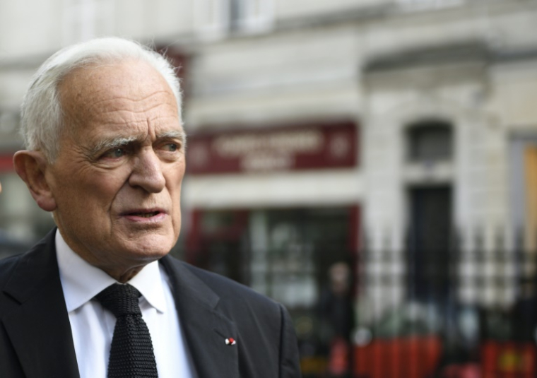 Le journaliste français Philippe Labro arrive pour assister aux funérailles du journaliste français Pierre Bouteiller à l'église Saint-Pierre du Gros Caillou à Paris le 14 mars 2017 ( AFP / Eric Feferberg )