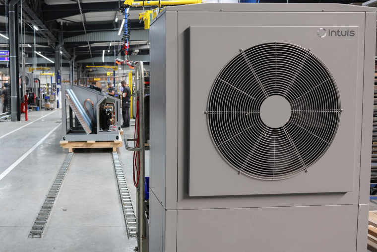 Cette photographie montre une pompe à chaleur dans l'usine de fabrication  Intuis à Feuquières-en-Vimeu (nord de la France), le 2 octobre 2023. ( AFP / DENIS CHARLET )