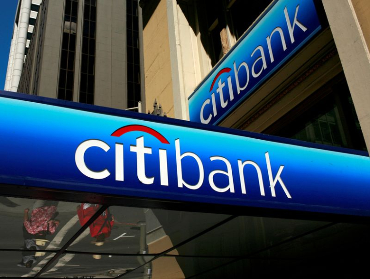 Des personnes marchent sous le logo d'une succursale de la Citibank dans le quartier financier de San Francisco, en Californie
