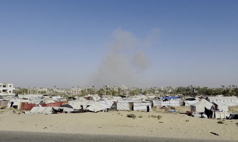 Gaza: des colonnes de fumée s'élèvent au-dessus de Deir al-Balah