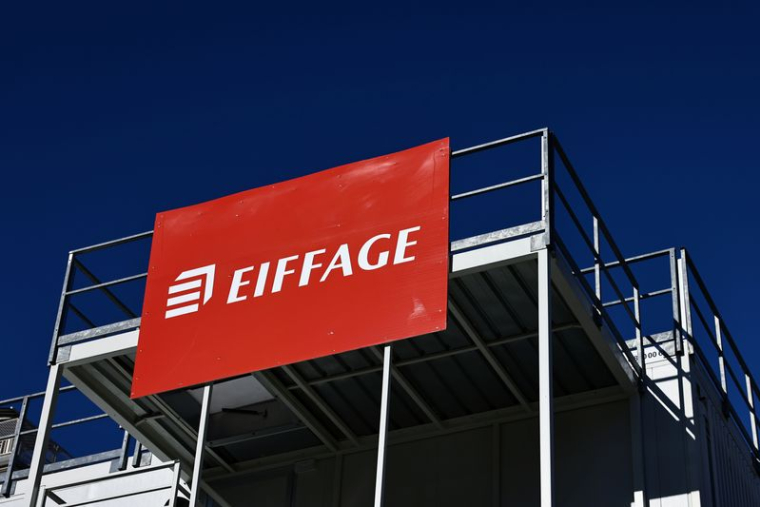 Le logo du groupe de construction français Eiffage est visible sur un chantier à Paris