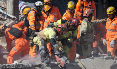 Les secours sur le site de l'effondrement d'une maison de retraite à Belo Horizonte, au Brésil, le 5 mars 2026 ( AFP / DOUGLAS MAGNO )