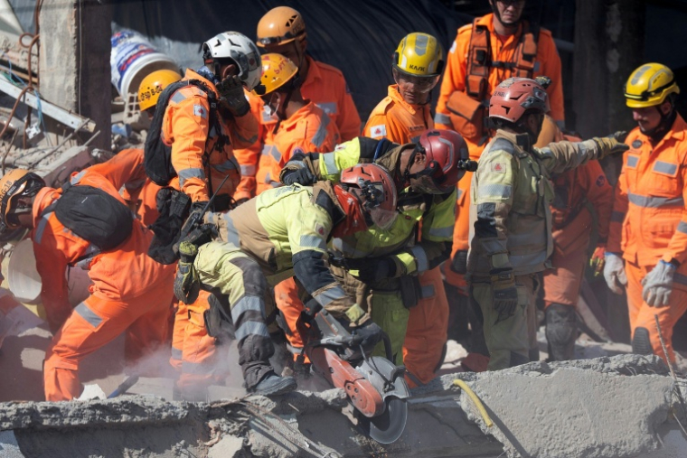 Les secours sur le site de l'effondrement d'une maison de retraite à Belo Horizonte, au Brésil, le 5 mars 2026 ( AFP / DOUGLAS MAGNO )