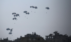 Un avion de transport militaire largue de l'aide humanitaire au-dessus du centre de la bande de Gaza, le 28 juillet 2025 ( AFP / Eyad BABA )