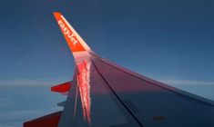 Vue générale de l'aile d'un vol EasyJet en route de Lisbonne à Prague