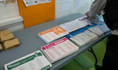 Un citoyen prend ses bulletins de vote avant de se rendre à l'isoloir dans un bureau de vote à Marseille le 15 mars 2026 ( AFP / Elodie CLEMENT )