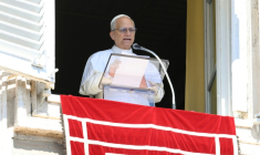 Photo transmise par les services du Vatican montrant le pape Léon XIV s'exprimant lors de la prière de l'Angélus, le 21 septembre 2025 au Vatican  ( VATICAN MEDIA / Handout )