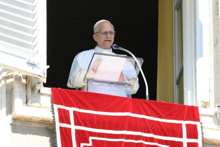Photo transmise par les services du Vatican montrant le pape Léon XIV s'exprimant lors de la prière de l'Angélus, le 21 septembre 2025 au Vatican  ( VATICAN MEDIA / Handout )