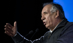 L'ancien Premier ministre et président du Modem, François Bayrou, lors de l'université d'été du Modem, le 26 septembre 2025 à L'Isle-sur-la-Sorgue, dans le Vaucluse ( AFP / MIGUEL MEDINA )