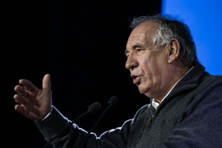 L'ancien Premier ministre et président du Modem, François Bayrou, lors de l'université d'été du Modem, le 26 septembre 2025 à L'Isle-sur-la-Sorgue, dans le Vaucluse ( AFP / MIGUEL MEDINA )