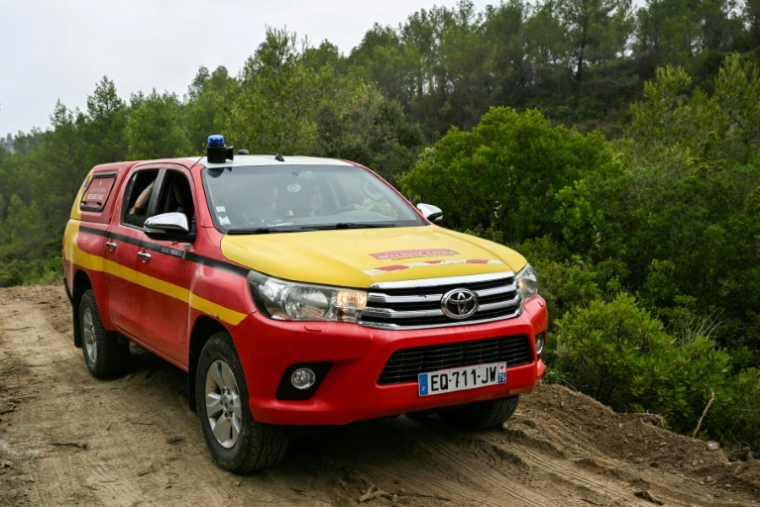 Un véhicule de la Sécurité civile sur un chemin dans une zone forestière près de Talairan, dans l'Aude, le 8 août 2025 ( AFP / Bertrand GUAY )
