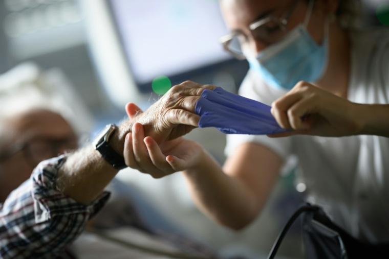 Un patient attend pour les résultats d'une dialyse à l'hôpital Dumonte à Port-Joinville sur l'île d'Yeu en Vendée le 30 septembre 2026 ( AFP / Loic VENANCE )