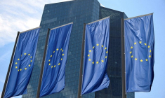 Des drapeaux de l'Union européenne flottent devant le siège de la Banque centrale européenne (BCE)