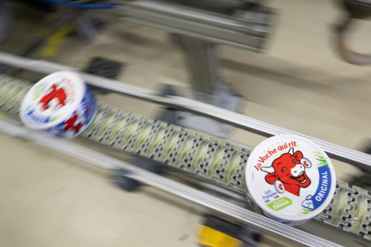 Des boîtes de Vache qui rit dans l'usine de Lons-le-Saunier, dans le Jura, le 6 cotobre 2026 ( AFP / SEBASTIEN BOZON )