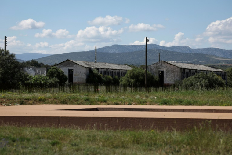 Cette photo, prise le 28 avril 2025, montre des baraquements du camp de Rivesaltes où des harkis et membres de leurs familles, surtout des bébés, sont décédés entre 1962 et 1965 ( AFP / Valentine CHAPUIS )